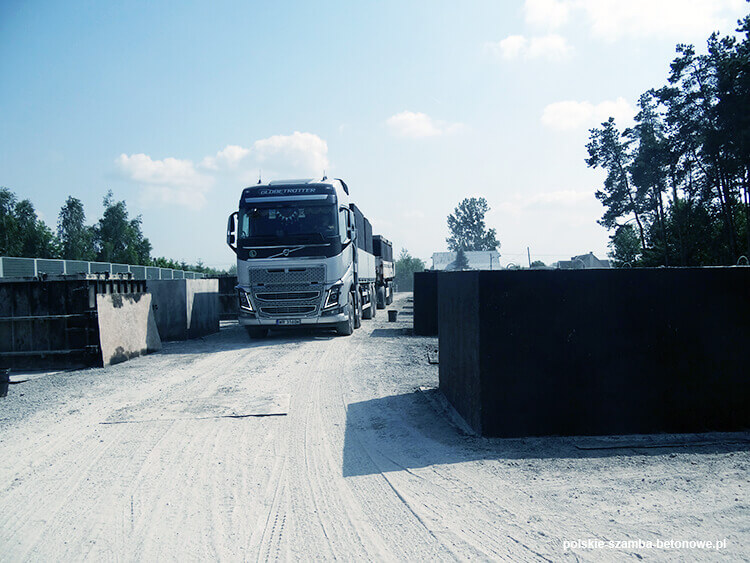 Transport szamb betonowych  w Ślesinie